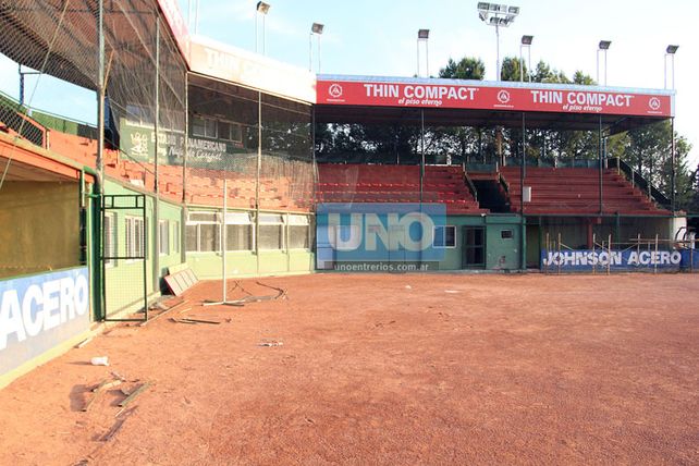 Nuevo alambrado. En el Estadio Nafaldo Cargnel están cambiando el tejido pensando en la reunión de selecciones.  Foto UNO/Diego Arias