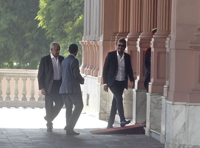... y en este rincón. DOnofrio y Tinelli entraron juntos a la reunión del jueves. Forman un bloque.