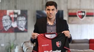 El uruguayo Larriera fue recibido por el presidente Astore en Bella Vista. No hubo presentación oficial.&nbsp;