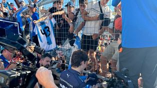 Franco Colapinto en medio de los fanáticos argentinos, frente al box de Williams en Austin.