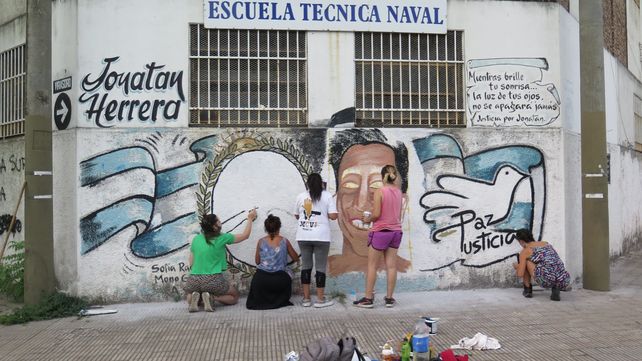 Familiares y allegados de Jonatan Herrera pintaron un mural en la esquina de Buenos Aires y Virasoro.&nbsp;