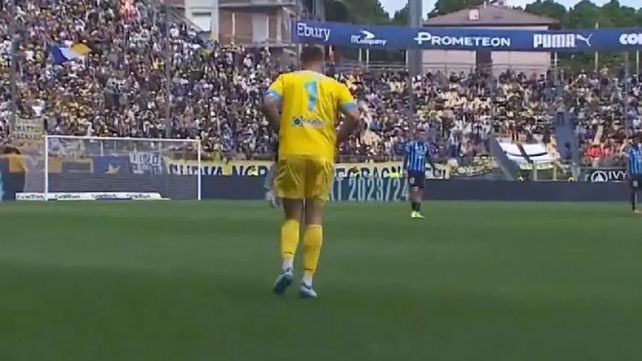 El arquero demoró su ingreso al campo de juego y arrancaron el encuentro sin su presencia.