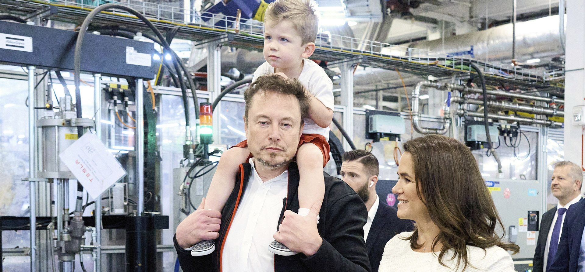 La presidenta húngara Katalin Novak y el fundador y director ejecutivo de Tesla, Inc. Elon Musk recorre la recientemente inaugurada planta de Tesla Gigafactory Texas en Austin, Texas, el lunes 25 de septiembre, 2023. Novak realiza una visita de una semana a Estados Unidos. (Gyula Bartos/Oficina de Prensa del Presidente húngaro/MTI vía AP) La presidenta húngara Katalin Novak y el fundador y director ejecutivo de Tesla, Inc. Elon Musk recorre la recientemente inaugurada planta de Tesla Gigafactory Texas en Austin, Texas, el lunes 25 de septiembre, 2023. Novak realiza una visita de una semana a Estados Unidos. (Gyula Bartos/Oficina de Prensa del Presidente húngaro/MTI vía AP)