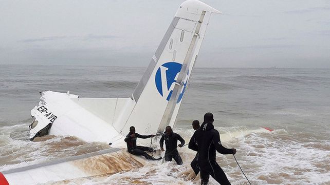 Las primeras imágenes de la caída de un avión en playas africanas
