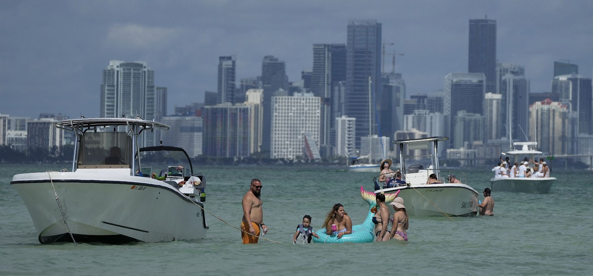 Los navegantes se refrescan en un banco de arena con el horizonte de Miami al fondo, en Key Biscayne, Florida. Foto: AP