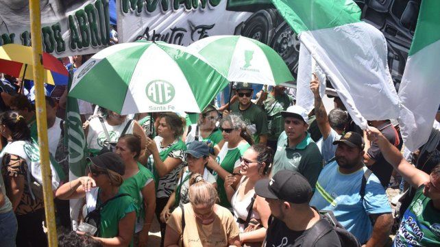 La Justicia suspendió la eliminación del Día del Trabajador Estatal y ATE celebró la medida con un exabrupto La Justicia suspendió la eliminación del Día del Trabajador Estatal y ATE celebró la medida con un exabrupto