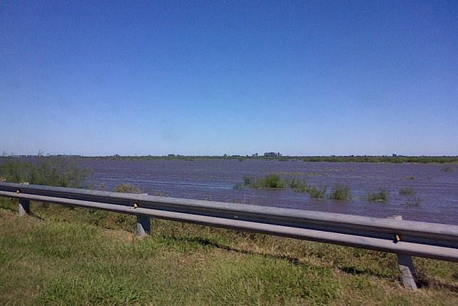 El intendente de Santa Fe supervisa las tareas ante la crecida del Salado