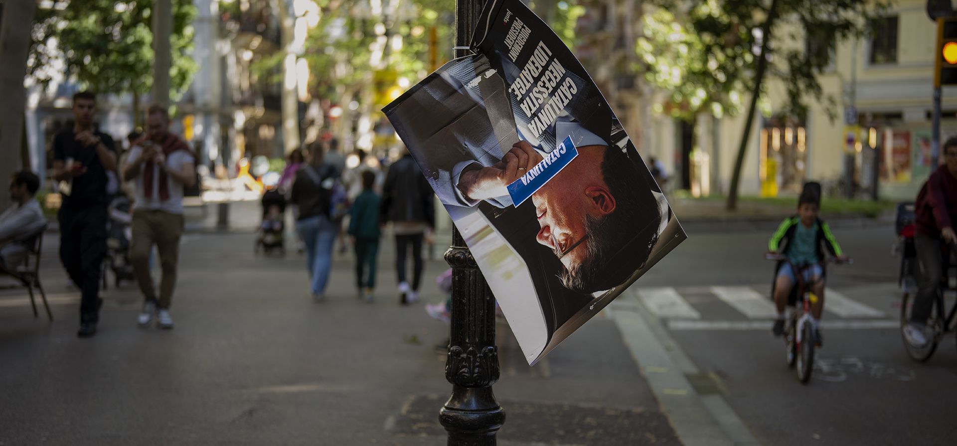 Carteles electorales que muestran un retrato del expresidente regional de Cataluña, Carles Puigdemont, candidato electoral, en el centro de Barcelona, España, el jueves 9 de mayo de 2024. Unos seis millones de catalanes están llamados a votar en las elecciones regionales del domingo que seguramente tendrán repercusiones en la política nacional de España. (Foto AP/Emilio Morenatti) Carteles electorales que muestran un retrato del expresidente regional de Cataluña, Carles Puigdemont, candidato electoral, en el centro de Barcelona, España, el jueves 9 de mayo de 2024. Unos seis millones de catalanes están llamados a votar en las elecciones regionales del domingo que seguramente tendrán repercusiones en la política nacional de España. (Foto AP/Emilio Morenatti)