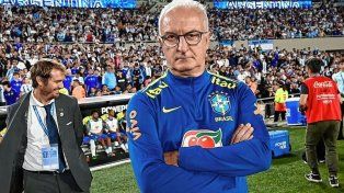 Brasil busca el reemplazo para reemplazar a Dorival Junior, sin crédito tras ser goleado por Argentina.