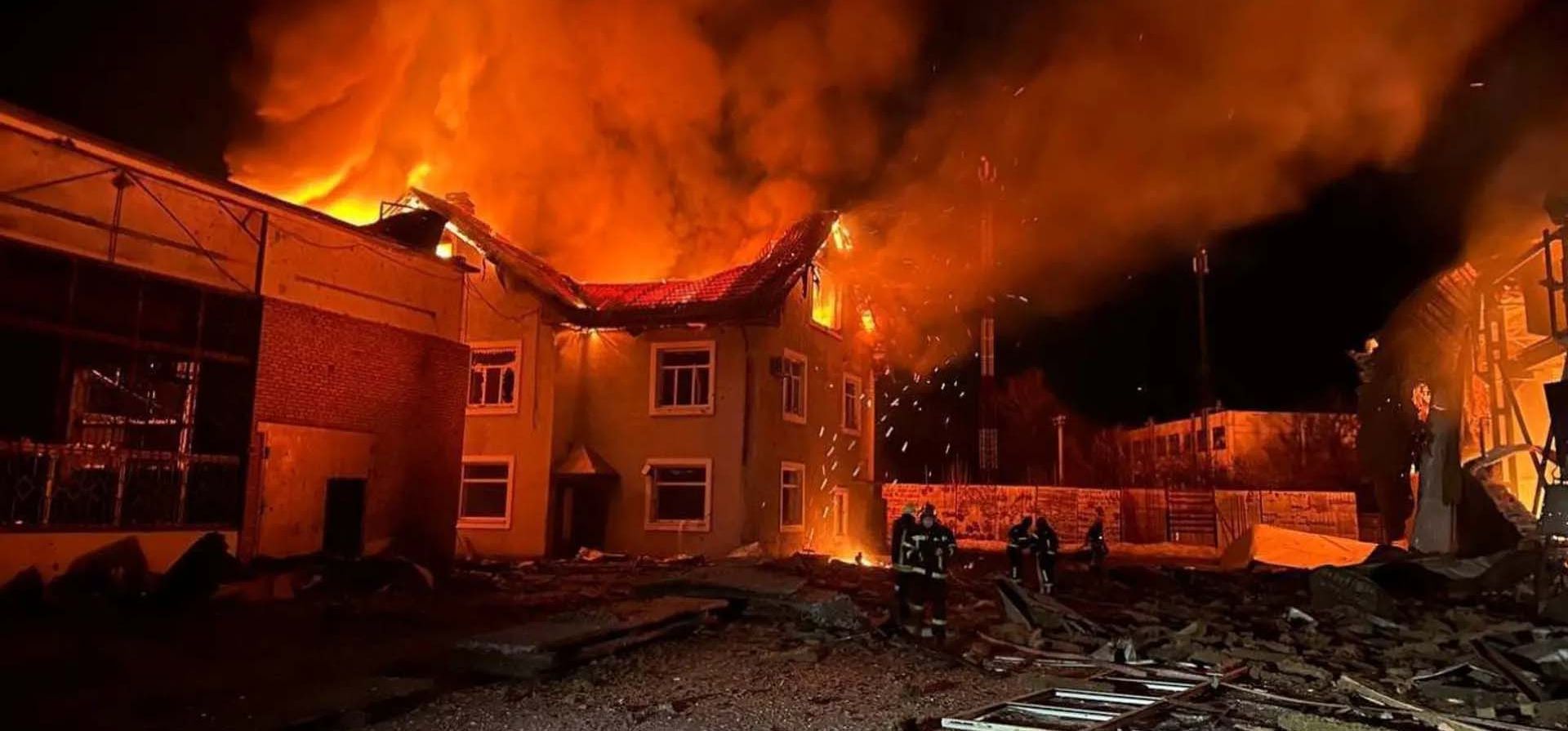 Bomberos trabajando en la región de Kiev después de que las instalaciones de producción resultaran dañadas durante un ataque con drones rusos, Bila Tserkva, Ucrania. Fotografía: Policía Nacional de Ucrania/Reuters Bomberos trabajando en la región de Kiev después de que las instalaciones de producción resultaran dañadas durante un ataque con drones rusos, Bila Tserkva, Ucrania. Fotografía: Policía Nacional de Ucrania/Reuters