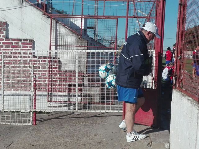 Edgardo Cervilla está entrenando al plantel de Atlético Paraná con el objetivo de salvar la categoría