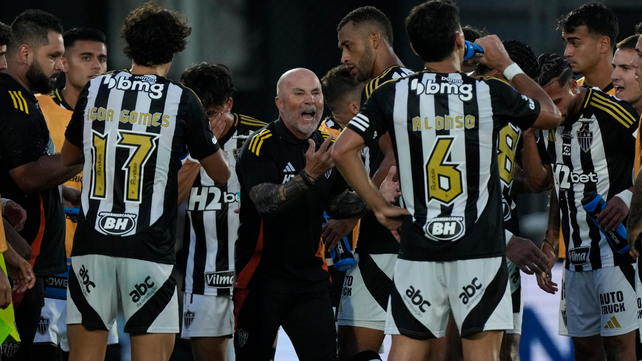 Jorge Sampaoli da indicaciones a los jugadores de Mineiro, último club que dirigió. Ahora estará al frente de Talleres.