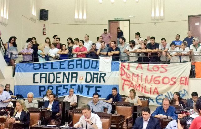Manifestantes colocaron banderas a favor de la ley. (foto Twitter: @sebachale)