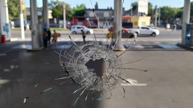 Uno de los impactos de bala dio contra el cristal del bar de la estación de servicio de 27 de Febrero y Avellaneda. 