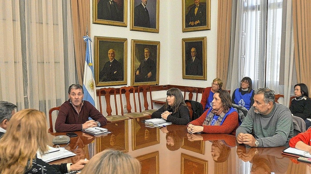 Paritarias: la provincia adelantará otro 10% de aumento a estatales y ...