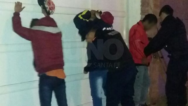 Tiroteo entre delincuentes terminó con cuatro detenidos y armas de fuego