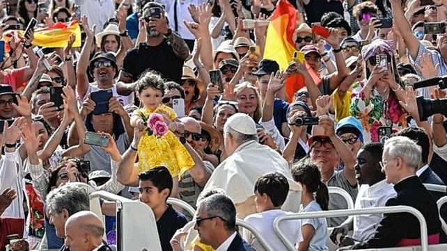 El pontífice argentino Jorge Bergoglio retomó su actividad de los miércoles con la audiencia general y recibió el cariño de los fieles que allí se encontraban
