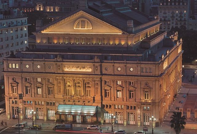 El Teatro Colón es reconocido por su excepcional acústica y arquitectura monumental. El Teatro Colón es reconocido por su excepcional acústica y arquitectura monumental.