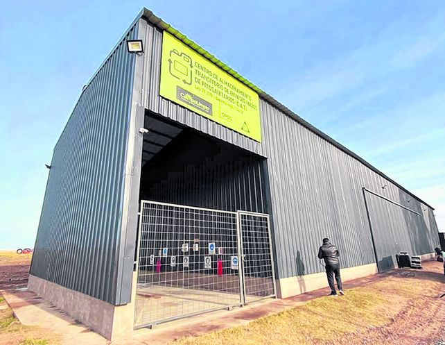 En los Centros de Almacenamiento Transitorio el productor o aplicador deberá entregar envases limpios y perforados.