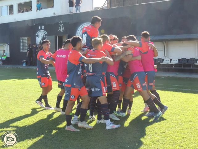 Uno de los tres festejos de Central Córdoba del primer tiempo ante Claypole.