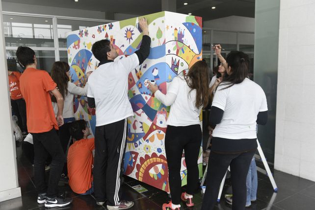 Un mural colectivo. Decenas de rosarinos fueron al Heca para sumarse a la obra