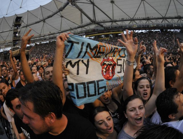 La banda británica hizo saltar y bailar a unas 50 mil personas.