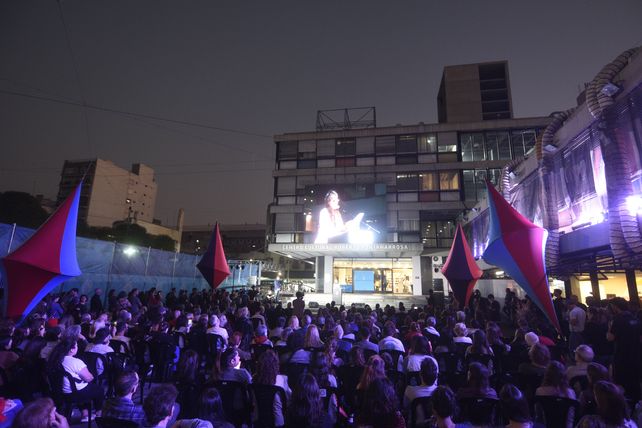 Una enorme cantidad de público en el acto inaugural.