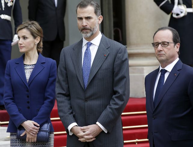 Felipe en el Palacio Eliseo junto a su mujer Letizia y el presidente francés Francois Hollande. (Foto:Reuters)