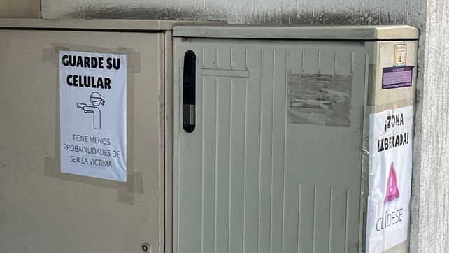 Los carteles que colocaron los vecinos para alertar a los transeúntes que circulan por la zona céntrica. (Foto: Alberto Delgado)