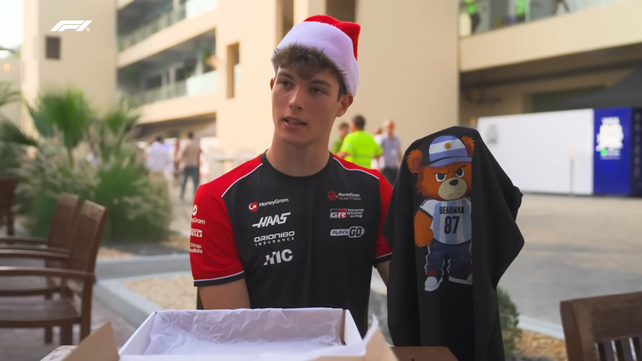 La remera de regalo de Franco Colapinto a Oliver Bearman.