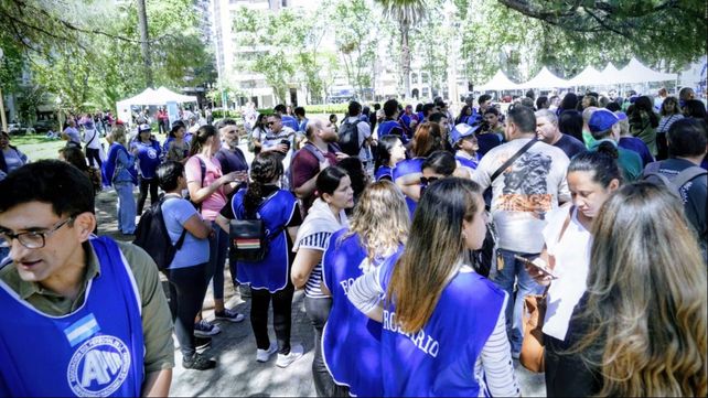 Estudiantes y trabajadores de la UNR siguen desde la plaza la sesión del Senado por la ley de financiamiento