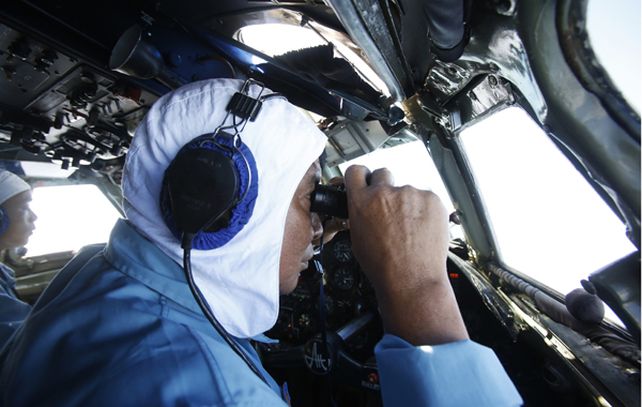 Pilotos vietnamitas buscan desde el aire a la nave de Malaysia Airlines.