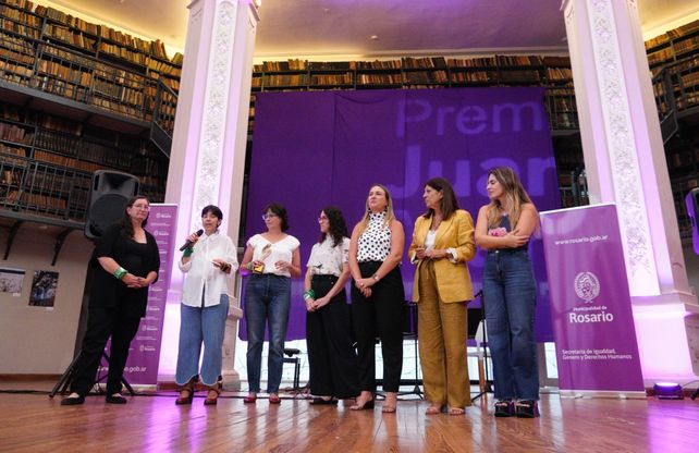 Las periodistas de La Capital al momento de recibir el premio Juana Manso