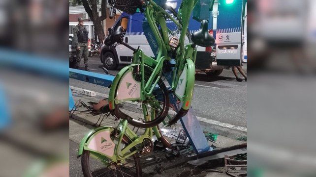 Chocó contra una estación de bicicletas públicas, que quedó fuera de servicio