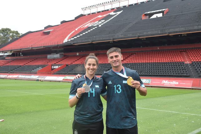 En el Coloso. Luli y el Ogro son hinchas leprosos y juegan en los equipos de futsal.