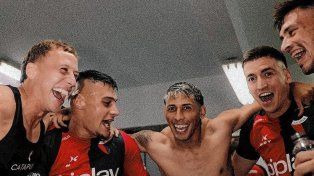 Video: el alocado festejo del plantel de Colón tras la goleada ante San Miguel