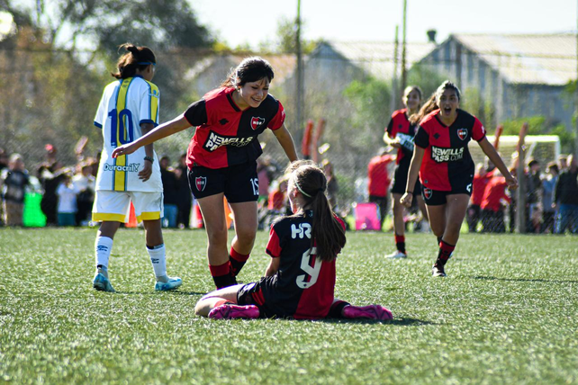 Catalina Re Borgognone (9) festeja el gol del triunfo del sub-16 de Newells ante Central en el fútbol femenino de AFA.