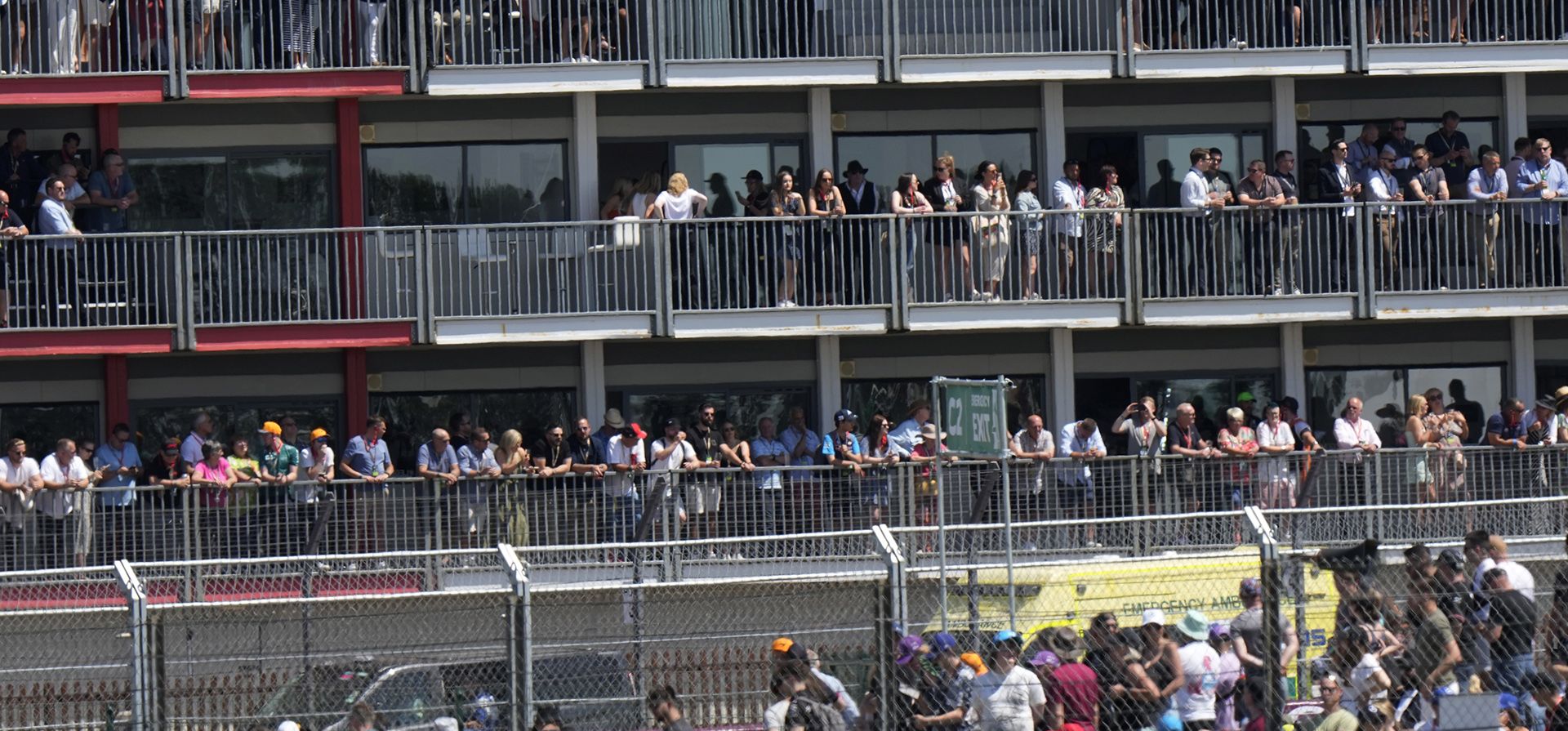 El público observa la primera práctica libre en el Gran Premio de Fórmula Uno de Gran Bretaña en el circuito de Silverstone, Silverstone, Inglaterra, el viernes 7 de julio de 2023. El Gran Premio de Fórmula Uno de Gran Bretaña se llevará a cabo el domingo. (Foto AP/Luca Bruno) El público observa la primera práctica libre en el Gran Premio de Fórmula Uno de Gran Bretaña en el circuito de Silverstone, Silverstone, Inglaterra, el viernes 7 de julio de 2023. El Gran Premio de Fórmula Uno de Gran Bretaña se llevará a cabo el domingo. (Foto AP/Luca Bruno)