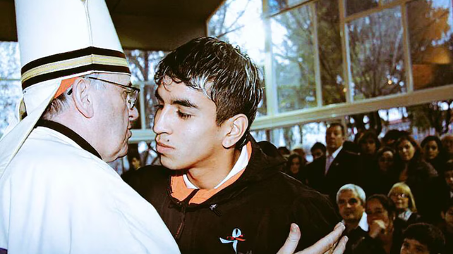 Ángel Correa y el Papa Francisco se cruzaron en la capilla de San Lorenzo en 2011.