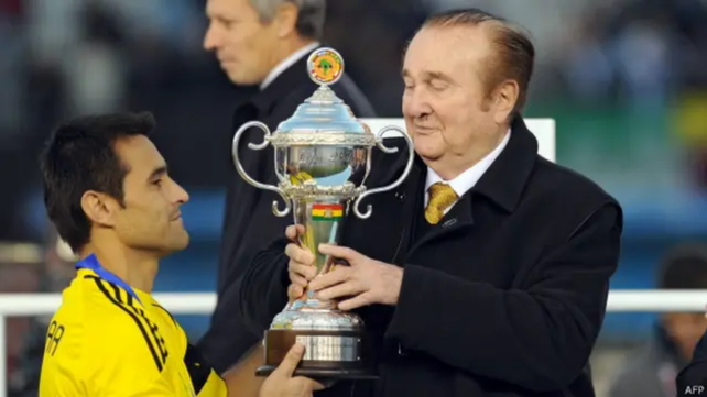 Justo Villar recibió la Copa Bolivia como capitán de Paraguay en 2011.
