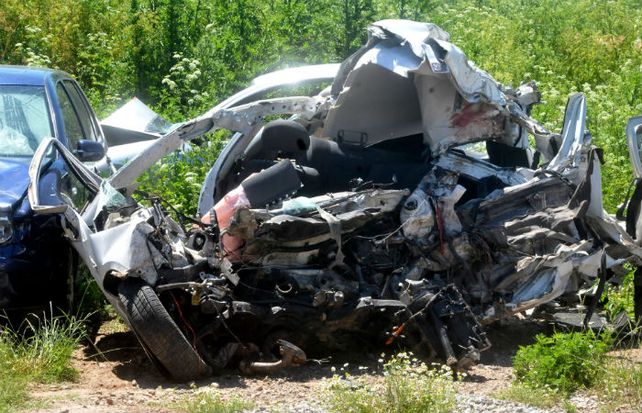 El VW Gol quedó irreconocible. Su conductor falleció en el acto. (Foto: Télam)