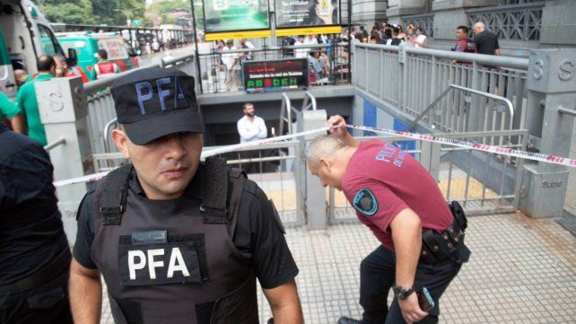 Asesinaron a una mujer policía con su propia arma