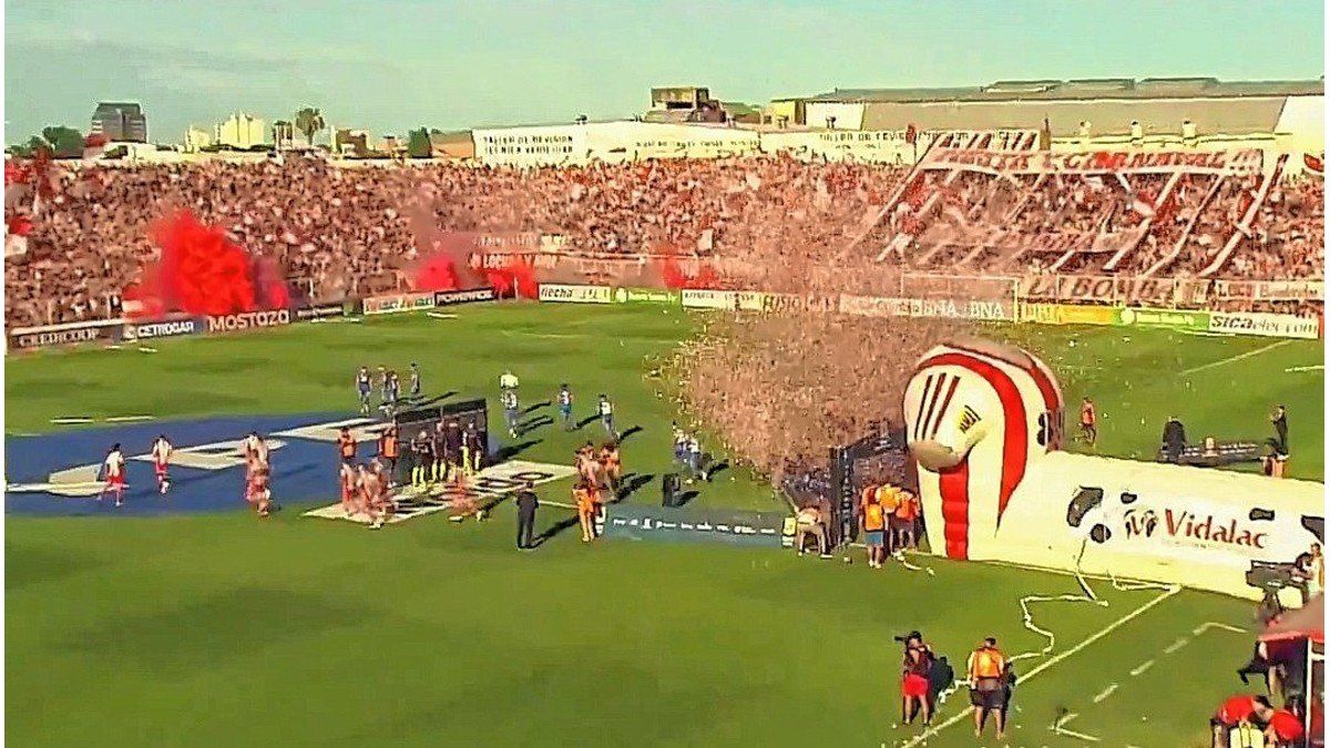 Unión: enorme recibimiento de los hinchas en el 15 de Abril