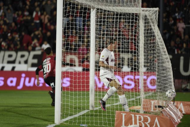 El aporte de un ex. Lema, de rebote, anotó para Newell’s ante Lanús. 