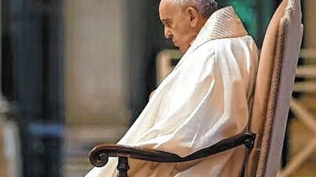 Al Papa Francisco evoluciona de manera favorable y en las próximas horas se emitirá un nuevo parte médico. Indican que podrá permanecer varios días internado