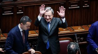 Draghi saluda tras pronunciar su último discurso este jueves ante el Parlamento en Roma. Su gobierno fue al colapso.