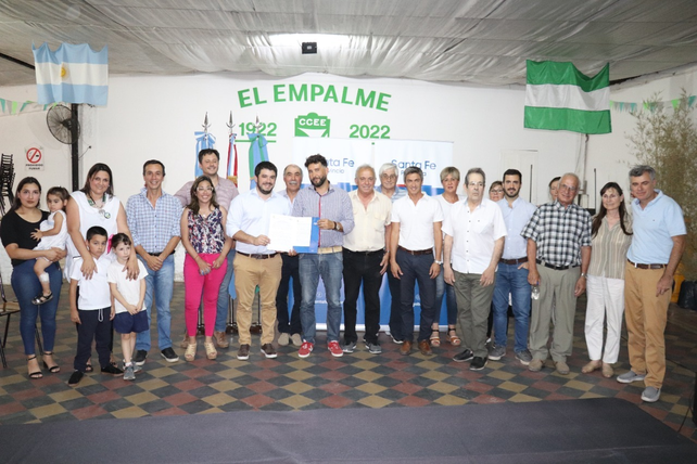 Se firmaron dos convenios para el mejoramiento de caminos en Carmen y Venado Tuerto y se inauguró una nueva traza en Murphy