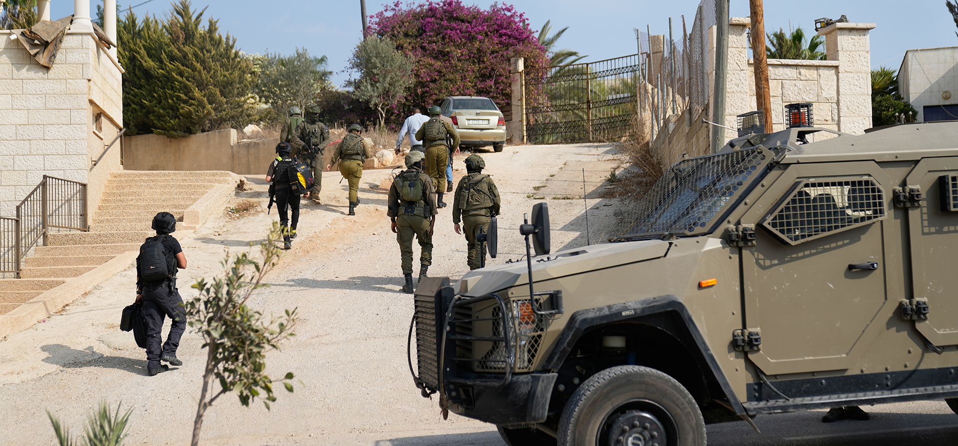 Inspectores del ejército israelí recorren una mezquita que fue incendiada y profanada por colonos israelíes durante la noche, en la ciudad de Deir Istiya, en Cisjordania, el jueves 13 de noviembre de 2025. (Foto AP/Nasser Nasser) Inspectores del ejército israelí recorren una mezquita que fue incendiada y profanada por colonos israelíes durante la noche, en la ciudad de Deir Istiya, en Cisjordania, el jueves 13 de noviembre de 2025. (Foto AP/Nasser Nasser)