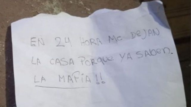 En 72 horas atacaron dos veces un departamento de los monoblocks de barrio Francetti. Dejaron una nota advirtiendo que debían dejar la casa. Firmado: La mafia.