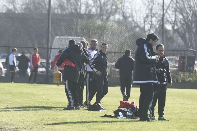 Maxi Rodríguez pasó por Bella Vista para despedirse de sus compañeros de Newells